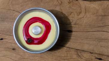 Olha que fotogênico esse pudim de chocolate branco com calda de mirtilos do Senhor Pudim