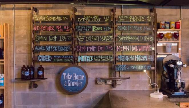 St. Pete - 3 Daughters Brewery: os rótulos disponíveis nas torneiras da cervejaria no dia da nossa visita St. Pete - 3 Daughters Brewery: os rótulos disponíveis nas torneiras da cervejaria no dia da nossa visita