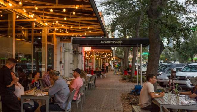 St. Pete - As ruas de St. Petersburg com seus restaurantes e mesas ao ar livre são muito charmosas e perfeitas para caminhadas noturnas St. Pete - As ruas de St. Petersburg com seus restaurantes e mesas ao ar livre são muito charmosas e perfeitas para caminhadas noturnas