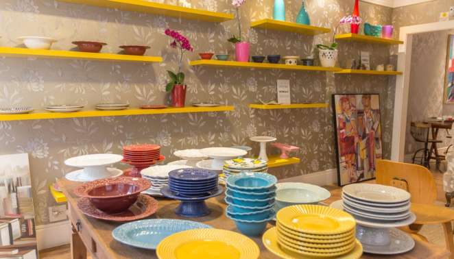 Todas essas louças e peças de cerâmica do Senhor Pudim estão à venda para complementar seu pudim para presente