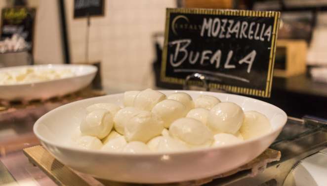 Eataly SP - Na seção de queijos do mercado, você encontra mozzarella de búfala e várias outras delícias, como o queijo montanhês e a mozzarella recheada Eataly SP - Na seção de queijos do mercado, você encontra mozzarella de búfala e várias outras delícias, como o queijo montanhês e a mozzarella recheada