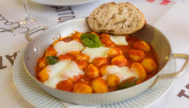Eataly SP - Nhoque ao molho sugo com mozzarella de búfala e manjericão do La Trattoria Eataly SP - Nhoque ao molho sugo com mozzarella de búfala e manjericão do La Trattoria