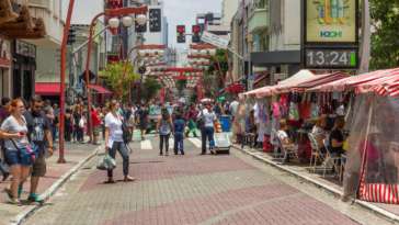 I Japão.BR - Caminhada pelo bairro da Liberdade: a feira de artesanato é uma das atrações mais conhecidas