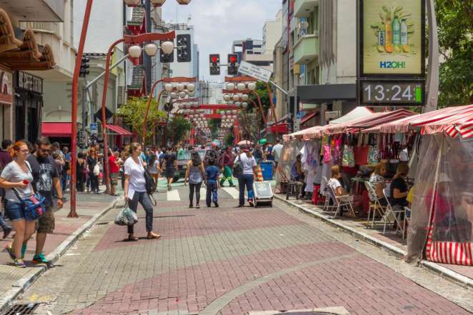 I Japão.BR - Caminhada pelo bairro da Liberdade: a feira de artesanato é uma das atrações mais conhecidas A feira gastronômica e de artesanato é uma das atrações mais conhecidas da Liberdade