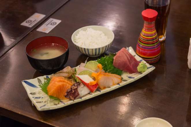 I Japão.BR - Espaço Kazu: verdadeiro resumo da culinária oriental, serve desde sushi até lámen, udon e diversos pratos para quem quer ir além do básico Sashimi Teishoku do Espaço Kazu