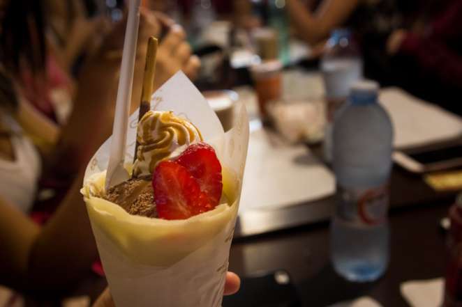 I Japão.BR - Hachi Crepe e Café: você já provou o crepe japonês? Crepe japonês com morangos, bananas, sorvete de chocolate, chantili e calda de caramelo do Hachi Crepe e Café