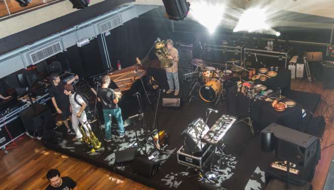 SESC Avenida Paulista - O andar duplo dedicado a shows e outras apresentações permite assistir a tudo do alto SESC Avenida Paulista - O andar duplo dedicado a shows e outras apresentações permite assistir a tudo do alto