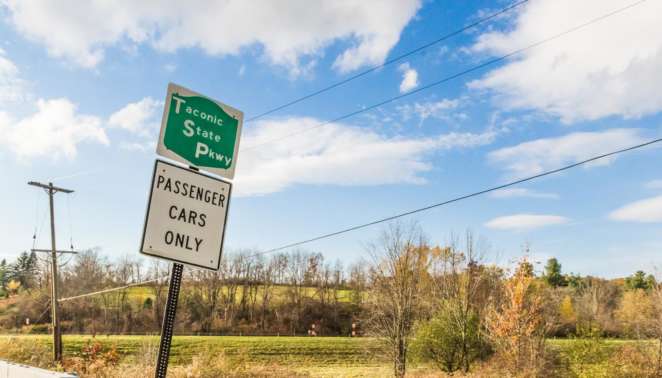 Passeios pelos arredores de Nova York - Taconic State Parkway: placa de sinalização da estrada cênica, que pode ser usada apenas por carros de passeio Passeios pelos arredores de Nova York - Taconic State Parkway: placa de sinalização da estrada cênica, que pode ser usada apenas por carros de passeio