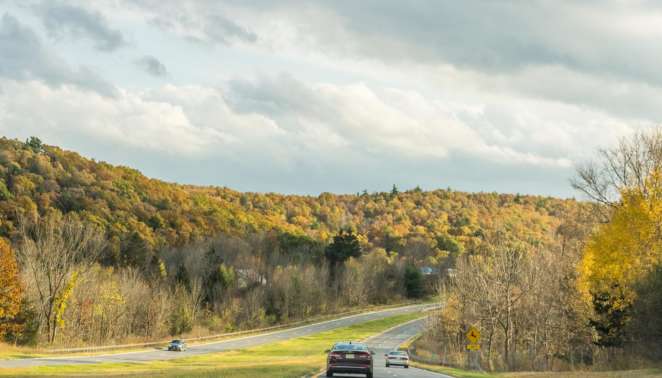 Passeios pelos arredores de Nova York - Taconic State Parkway: uma das mais famosas estradas cênicas do estado de NY, corta inúmeras cidadezinhas e proporciona vistas incríveis Passeios pelos arredores de Nova York: trecho da Taconic State Parkway, uma das mais famosas estradas cênicas do estado de NY, que corta inúmeras cidadezinhas e proporciona vistas incríveis