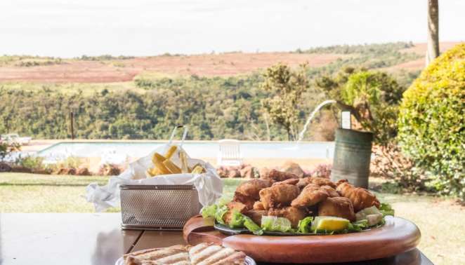 Roteiro de viagem em Brotas: o Recanto das Cachoeiras tem um restaurante e uma lanchonete com diversas opções de pratos e porções, como a deliciosa porção de peixe à milanesa Roteiro de viagem em Brotas: o Recanto das Cachoeiras tem um restaurante e uma lanchonete com diversas opções de pratos e porções, como a deliciosa porção de peixe à milanesa