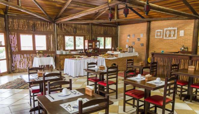 Roteiro de viagem em Brotas: o café da manhã da Pousada das Nascentes é servido na lanchonete ao lado, que fica aberta até às 22h Roteiro de viagem em Brotas: o café da manhã da Pousada das Nascentes é servido na lanchonete ao lado, que fica aberta até às 22h