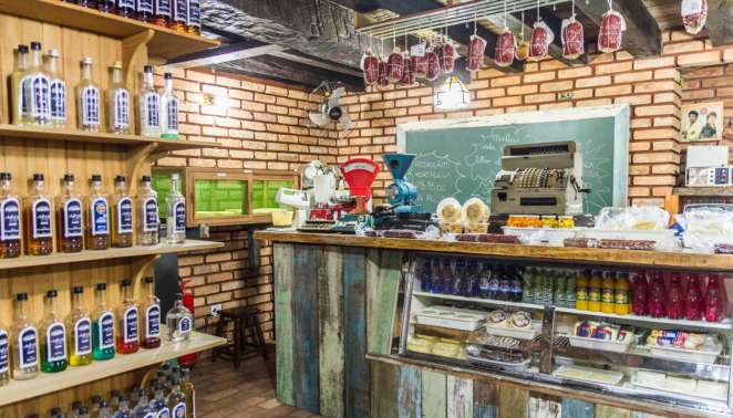 Roteiro de viagem em Brotas: parte do casarão centenário que abriga o Hotel Casarão foi transformado na Adega Casarão, loja que vende de cachaça a doce de leite e ímãs de geladeira, tudo com ótimos preços Roteiro de viagem em Brotas: parte do casarão centenário que abriga o Hotel Casarão foi transformado na Adega Casarão, loja que vende de cachaça a doce de leite e ímãs de geladeira, tudo com ótimos preços