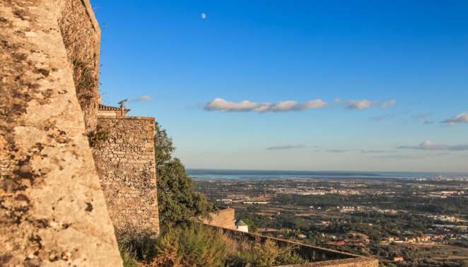 Viagem de carro em Portugal - Castelo de Palmela - Setúbal e o mar vistos do castelo Viagem de carro em Portugal - Castelo de Palmela - Setúbal e o mar vistos do castelo
