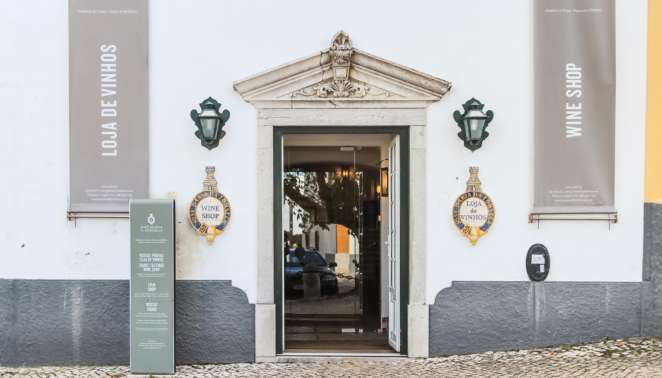 Viagem de carro em Portugal - José Maria da Fonseca - A lojinha da Casa Museu tem bons preços e produtos exclusivos da vinícola Viagem de carro em Portugal - José Maria da Fonseca - A lojinha da Casa Museu tem bons preços e produtos exclusivos da vinícola