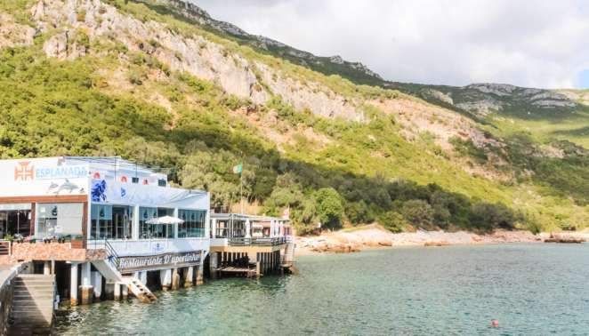 Viagem de carro em Portugal - Portinho de Arrábida - Um paraíso com um único restaurante, uma pousada e uma praia praticamente deserta com um mar lindo Viagem de carro em Portugal - Portinho de Arrábida - Um paraíso com um único restaurante, uma pousada e uma praia praticamente deserta com um mar lindo