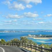 Viagem de carro em Portugal - Setúbal - A estrada até a cidade saindo de Portinho de Arrábida oferece vistas maravilhosas de Setúbal e de Troia-Mar
