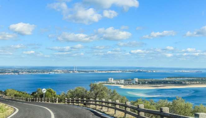 Viagem de carro em Portugal - Setúbal - A estrada até a cidade saindo de Portinho de Arrábida oferece vistas maravilhosas de Setúbal e de Troia-Mar Viagem de carro em Portugal - Setúbal - A estrada até a cidade saindo de Portinho de Arrábida oferece vistas maravilhosas de Setúbal e de Troia-Mar