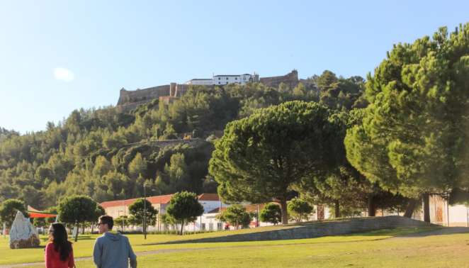 Viagem de carro em Portugal - Setúbal - Ao fundo a Serra da Arrábida e o Forte de São Filipe Viagem de carro em Portugal - Setúbal - Ao fundo a Serra da Arrábida e o Forte de São Filipe