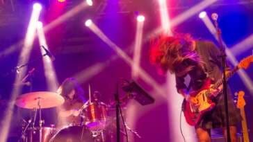 Agenda de shows internacionais em SP 2019 - Na foto, baterista e guitarrista da banda californiana Warpaint no palco do Meca Maquiné em novembro de 2018 no Rio Grande do Sul