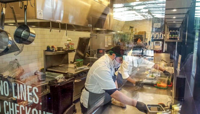 Amazon Go: apesar de autônoma, atendentes trabalham na loja para preparar itens frescos organizar as prateleiras e ajudar clientes Amazon Go: apesar de autônoma, atendentes trabalham na loja para preparar itens frescos organizar as prateleiras e ajudar clientes