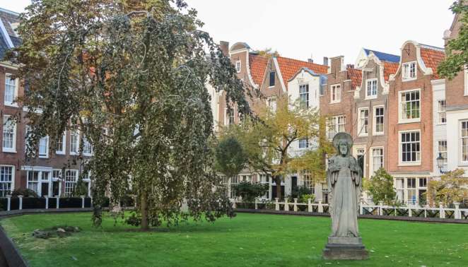 O que fazer em Amsterdam: os melhores passeios - Vila Begijnhof, refúgio do século XIV O que fazer em Amsterdam: os melhores passeios - Vila Begijnhof, refúgio do século XIV