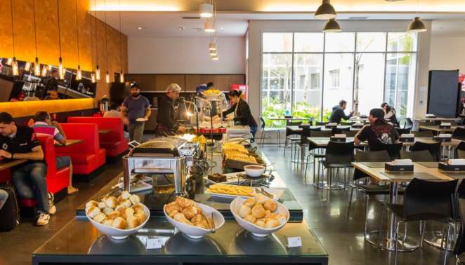 Ramada Viracopos: o espaço do café da manha do hotel se transforma e tambem serve almoco e jantar ate o fim da noite Ramada Viracopos: o espaço do café da manhã do hotel se transforma e também serve almoço e jantar ate o fim da noite