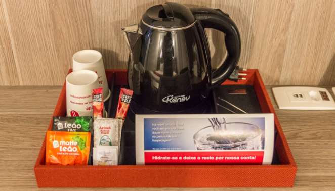 Ramada Viracopos: os quartos do hotel próximo ao aeroporto de Campinas tem chaleira elétrica com café e chá de cortesia Ramada Viracopos: os quartos do hotel próximo ao aeroporto de Campinas tem chaleira elétrica com café e chá de cortesia