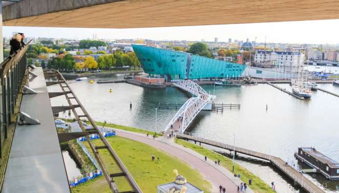 O que fazer em Amsterdam: os melhores passeios - A vista do terraço da Biblioteca Pública de Amsterdam (OBA) é incrível O que fazer em Amsterdam: os melhores passeios - A vista do terraço da Biblioteca Pública de Amsterdam (OBA) é incrível