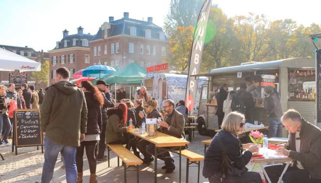 O que visitar em Amsterdam: os melhores passeios - Feira de food trucks na Museumplein O que fazer em Amsterdam: os melhores passeios - Feira de food trucks na Museumplein
