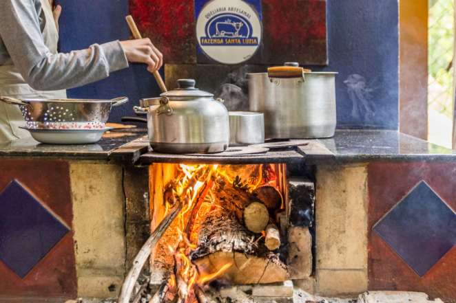 Caminho do queijo artesanal paulista: a comida servida no restaurante da Fazenda Santa Luzia é feita no forno a lenha Caminho do queijo artesanal paulista: a comida servida no restaurante da Fazenda Santa Luzia é feita no forno a lenha
