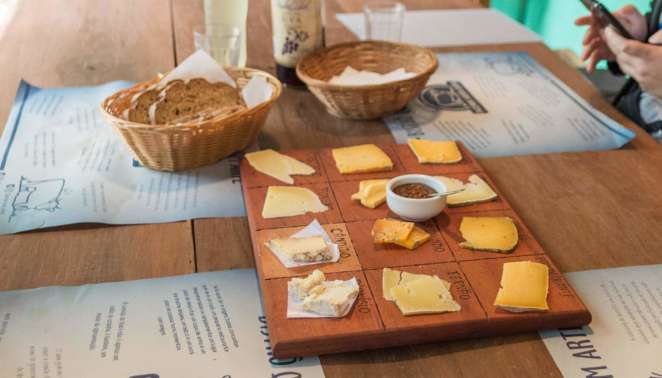 Caminho do queijo artesanal paulista: tábua de degustação dos queijos da Fazenda Santa Luzia Caminho do queijo artesanal paulista: tábua de degustação dos queijos da Fazenda Santa Luzia