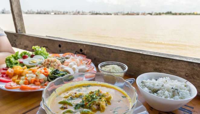 Onde comer em Belém do Pará: ninguém vai até o Saldosa Maloca apenas para uma refeição, você vai aproveitar também a música, um banho de rio, as redes e muito mais