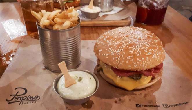Onde comer em Belém do Pará: opção para jovens descolados, o Porpino Burger dá luvas de plástico para evitar que você se suje