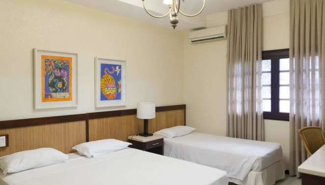 Quarto triplo standard no Hotel Sesc Porto Cercado