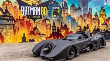 Batman 80 - Ainda do lado de fora, estão expostos duas réplicas de batmóveis