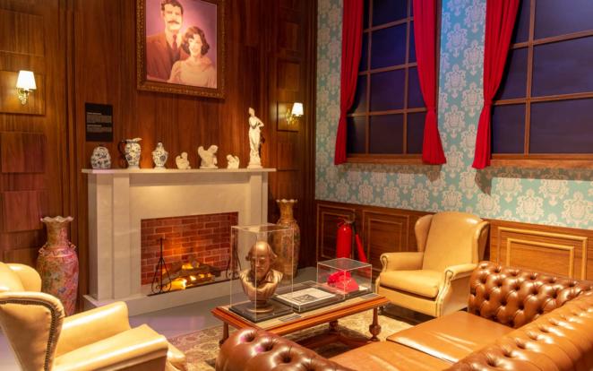 Batman 80 - Um dos ambientes da mansão Wayne traz até o clássico telefone vermelho que liga o Batman ao comissário Gordon