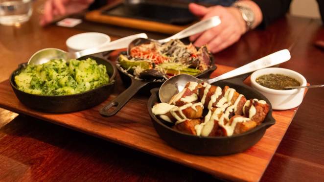 A comida não para de chegar no The Argentine Experience: purê de batatas com brócolis e legumes grelhados