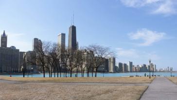 A voz parecia vir do além naquele parque deserto em uma manhã de inverno em Chicago