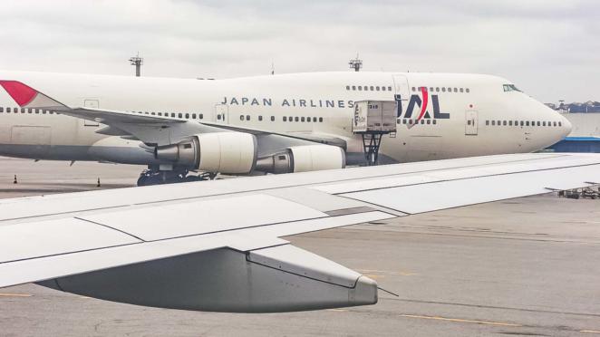 Eram 5h da manhã e, entre confirmações de dados, carimbos e longas sessões de digitação, seguia conversando como se não tivesse qualquer preocupação na vida