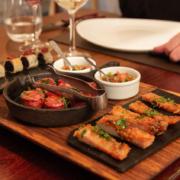 Linguiça, morcela e lombo de porco acompanhados de vinagrete no The Argentine Experience