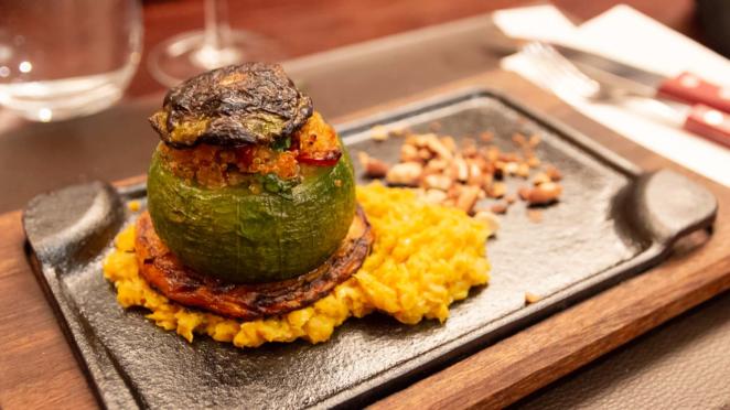 Mais uma opção vegetariana no The Argentine Experience - Zapallo recheado com quinoa sobre cama de humita e acompanhado de castanhas