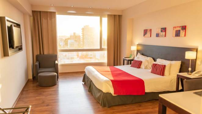 Nosso quarto no Dazzler Puerto Madryn, à beira da praia e com um lindo pôr-do-sol