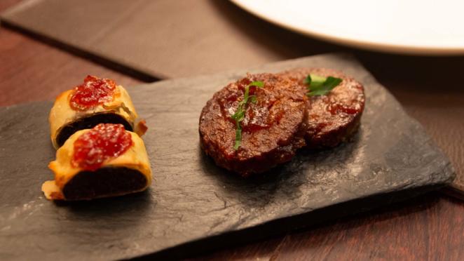 Substitutos vegetarianos para a morcela e a linguiça servidos no The Argentine Experience Substitutos vegetarianos para a morcela e a linguiça servidos no The Argentine Experience