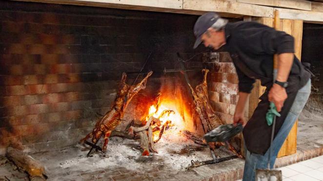 Nosso almoço na Estancia San Lorenzo teve cordeiro, salada, omelete, empanadas e vinhos