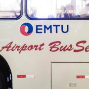 Ônibus visto da lateral com os dizeres "EMTU" e "Airport Bus Service"