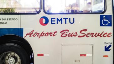 Ônibus visto da lateral com os dizeres "EMTU" e "Airport Bus Service"