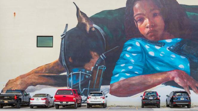 St. Pete, Flórida, EUA - Arte de rua a céu aberto - Girl with Doberman, de Evoca