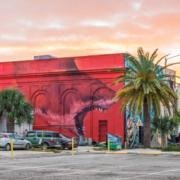 Arte de rua a céu aberto - Enorme e impactante tubarão em um mar vermelho em St. Pete, Flórida, EUA - Shark Toof