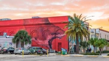 Arte de rua a céu aberto - Enorme e impactante tubarão em um mar vermelho em St. Pete, Flórida, EUA - Shark Toof