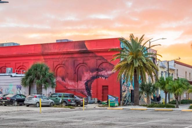 Arte de rua a céu aberto - Enorme e impactante tubarão em um mar vermelho em St. Pete, Flórida, EUA - Shark Toof
